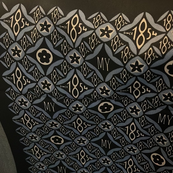 Beautiful silk scarf large - Picture 3 of 3